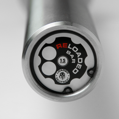 Extremidade de barra de exercício metálica com texto RELOADED BAR 15 KILOS e logotipo