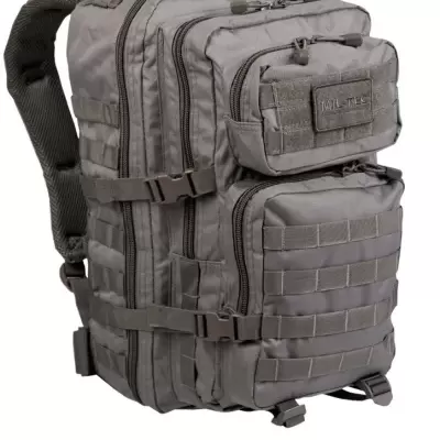 Mochila tática cinza com vários compartimentos e zíperes