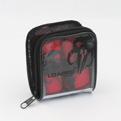 Bolsa pequena preta com painel transparente mostrando produto vermelho com texto 'LOADED'