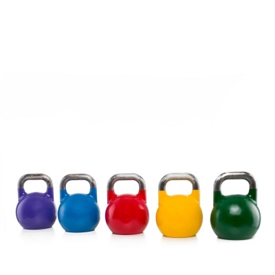 Cinco kettlebells coloridos alinhados em fundo branco