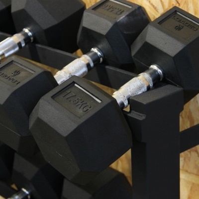 Halteres hexagonais pretos com suporte metálico preto