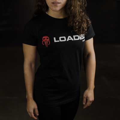 Camiseta preta com texto branco 'LOADED' e símbolo vermelho, usada por mulher com cabelo castanho.