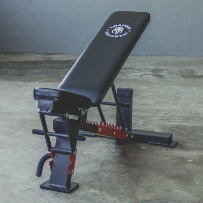 Banco de treino ajustável preto com estrutura metálica preta e detalhes vermelhos