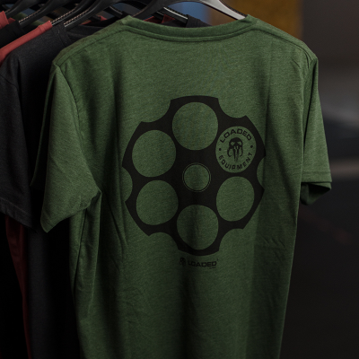 T-shirt verde com estampa preta de tambor de revólver e texto LOADED EQUIPMENT
