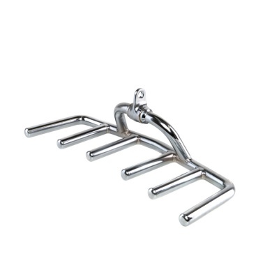 gancho metálico prateado com cinco ganchos paralelos
