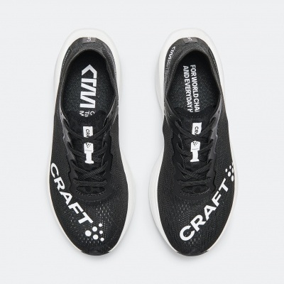 Sapatilhas pretas com sola branca e texto branco CRAFT