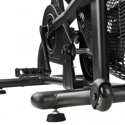 Parte inferior de bicicleta de exercício estacionária preta com pedal e roda ventilada