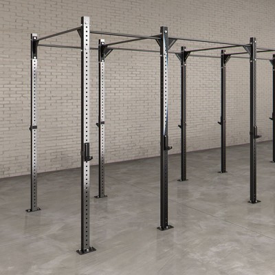 Estrutura metálica preta e cinza para treino funcional com postes verticais e barras horizontais