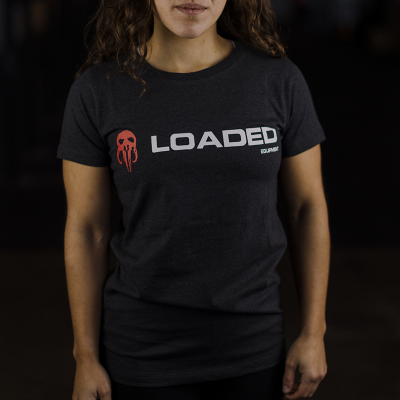Mulher com t-shirt preta com a palavra 'LOADED' e logótipo vermelho.