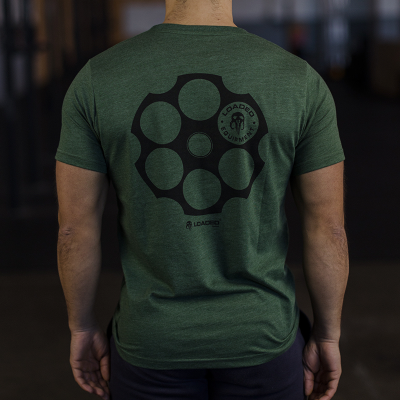 T-shirt verde escura com estampa preta de cilindro de revólver e texto 'LOADED EQUIPMENT' na parte de trás