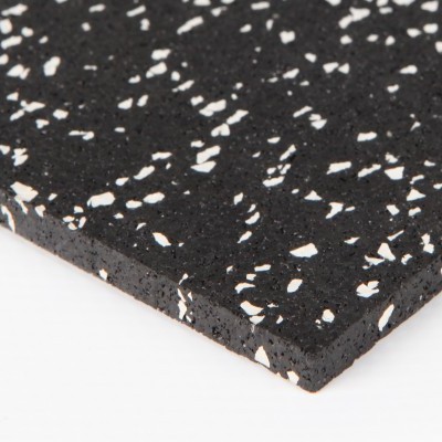 Placa de borracha preta com grânulos brancos sobre fundo branco