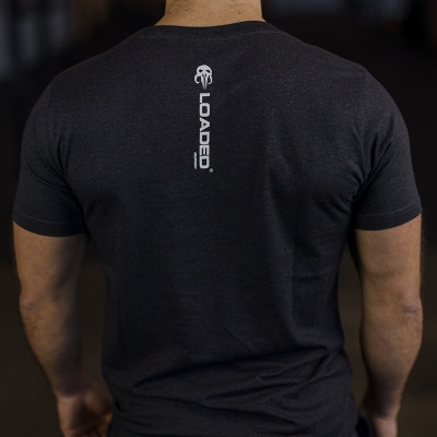 T-shirt preta com logo Loaded branco na parte superior traseira
