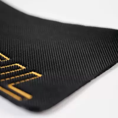 Tapete preto com textura e letras amarelas parciais