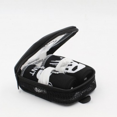 Estojo preto com bandagens esportivas enroladas dentro