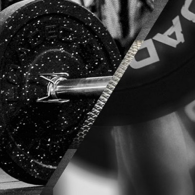 Bola medicinal, barra de halteres e logótipo LOADED em superfície texturizada