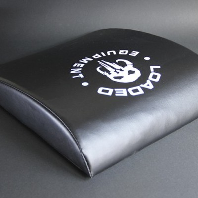 Almofada preta arqueada com texto e logotipo branco