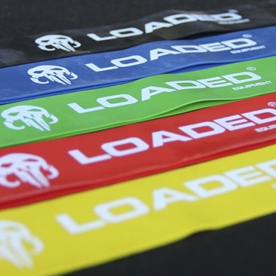 Bandas de resistência de fitness coloridas com o texto LOADED® EQUIPMENT