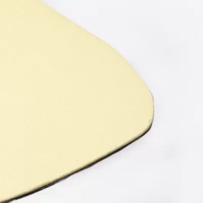 Canto arredondado de tábua amarela clara com base escura