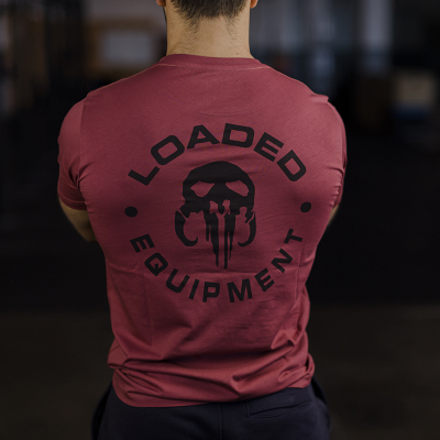 T-shirt vinho com estampa preta 'LOADED EQUIPMENT' e capacete militar nas costas