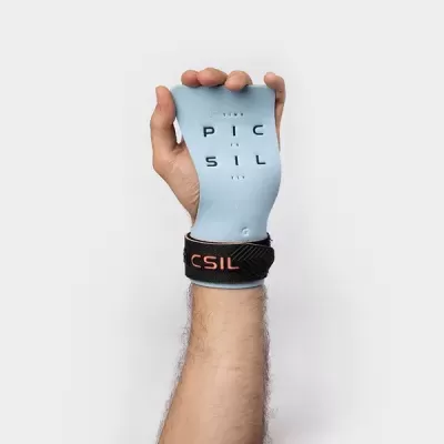 Suporte para pulso azul claro com texto PICSIL e faixa preta com texto CSIL na mão