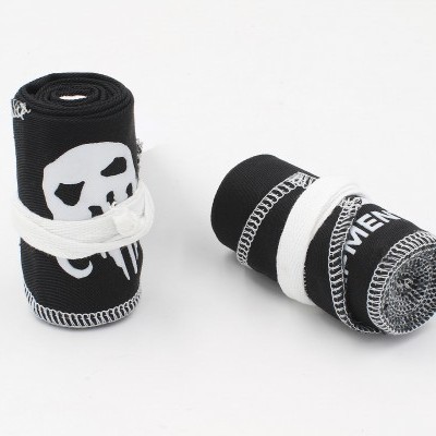 Dois rolos de tecido preto com caveira e texto branco, unidos por tiras elásticas brancas