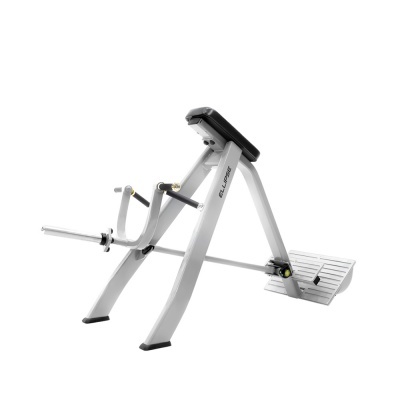 Aparelho de ginásio em metal cinza com banco preto e base antiderrapante