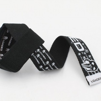 Cinta de treino preta com texto e padrões brancos sobre fundo branco