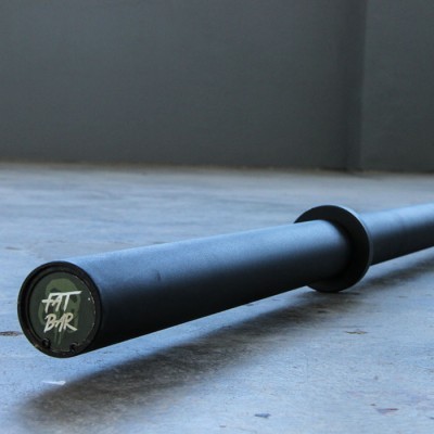 Barra de treino preta com logo FIT BAR numa extremidade, no chão cinzento.