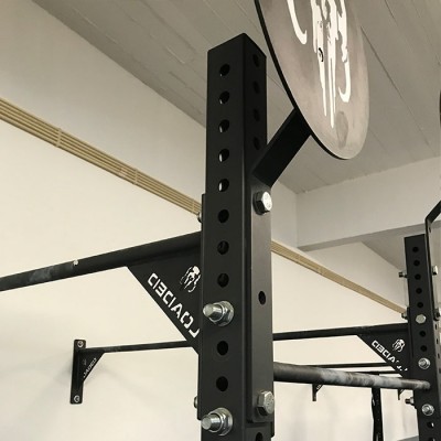 Estrutura metálica preta para treino funcional com orifícios e parafusos, texto CADABRIA em sala interior