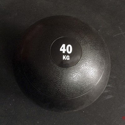 Bola medicinal preta com marcação 40 KG sobre superfície escura