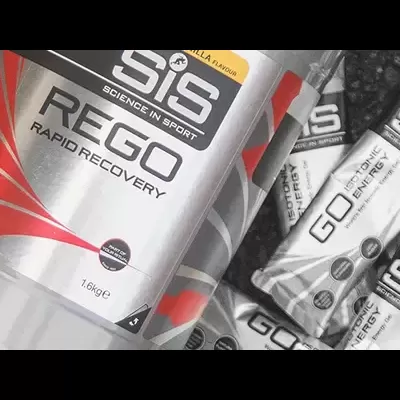 Produtos SiS Science in Sport, incluindo pó Rego Rapid Recovery e sachês Go Energy