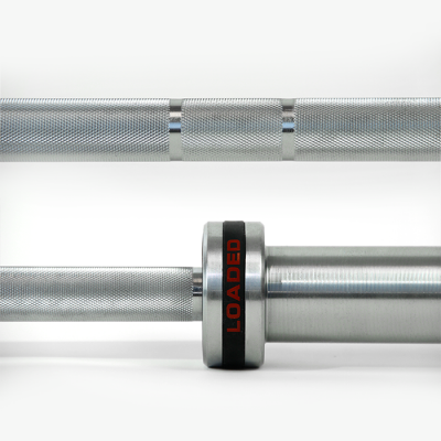 Barra de halteres de metal com palavra 'LOADED' em anel preto vermelho.