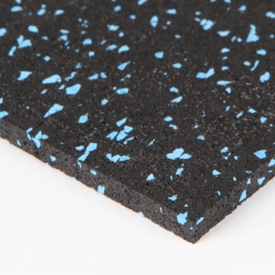 Pavimento preto com pequenos pedaços azuis e textura granulada