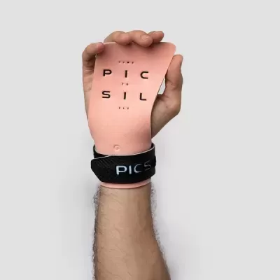 Mão segura paleta de treino PICSIL cor de rosa com cinta preta no pulso