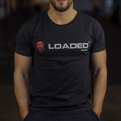 Camiseta preta com logotipo vermelho e texto branco 'LOADED'.