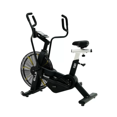 Bicicleta estática de exercício preto e branco com volante de ar e manípulos.