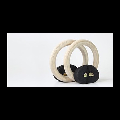 Anéis de ginástica em madeira clara com cintas pretas