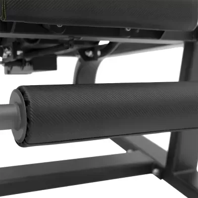 Equipamento de ginásio com almofadas pretas texturizadas e estrutura metálica preta