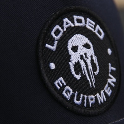 Boné azul escuro com emblema bordado 'LOADED EQUIPMENT' e caveira estilizada