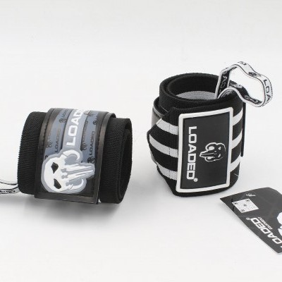 Par de munhequeiras pretas e cinzentas com etiqueta LOADED colocadas sobre fundo branco