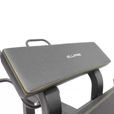 Banco de exercício preto com costuras amarelas e nome ELLIPSE no encosto