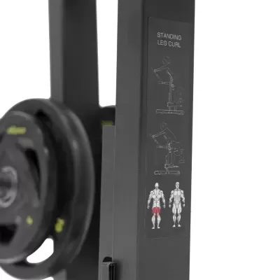 Detalhe de máquina de exercício preto com pesos e instruções visíveis