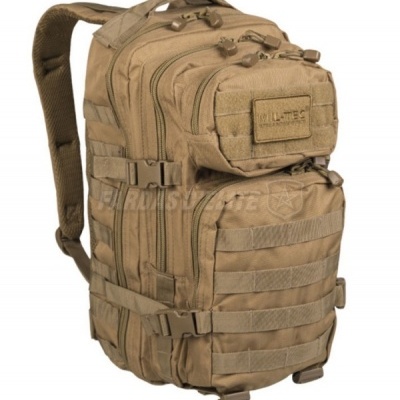 mochila tática bege com múltiplos compartimentos e fechos