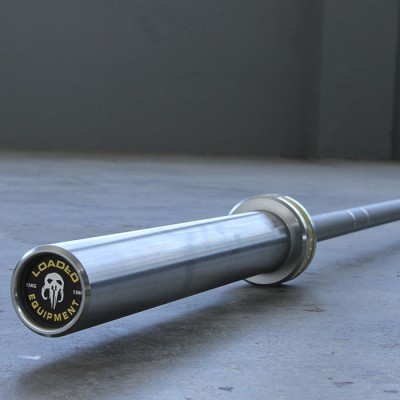 Barra olímpica prateada com extremidade preta e texto amarelo LOADED EQUIPMENT 15 KG