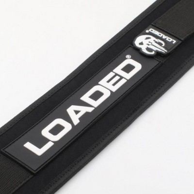 Cinta preta textil com etiquetas LOADED e logotipo RK sobre fundo branco