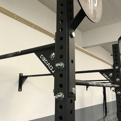 Estrutura preta para treino de musculação com texto 'LOADED' e vários buracos com parafusos