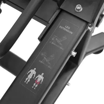 Equipamento de ginásio preto com etiqueta LEG EXTENSION e instruções de uso.
