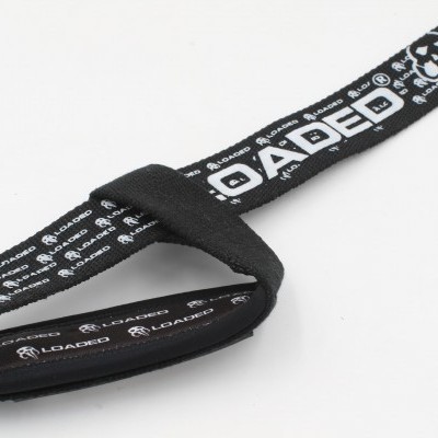 Cinta preta com padrão e texto branco LOADED em tecido sobre fundo branco