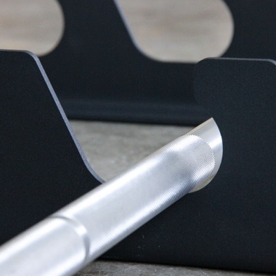 Suporte de metal preto com barra texturizada prateada