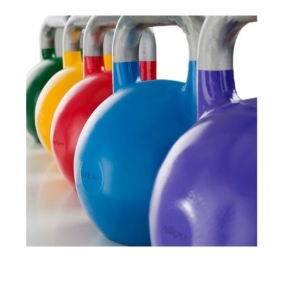 Kettlebells coloridos alinhados com pega metálica